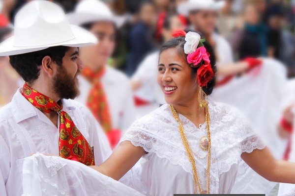 Presenta grupo de estudiantes bailes tradicionales en Cevart
