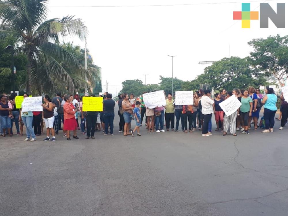Bloquean madres de familia avenida de Veracruz, exigen terminar trabajos en escuela