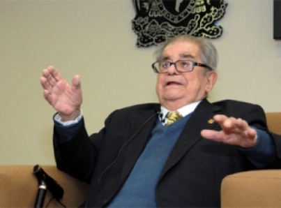 Entregan Medalla Nezahualcóyotl a Miguel León Portilla