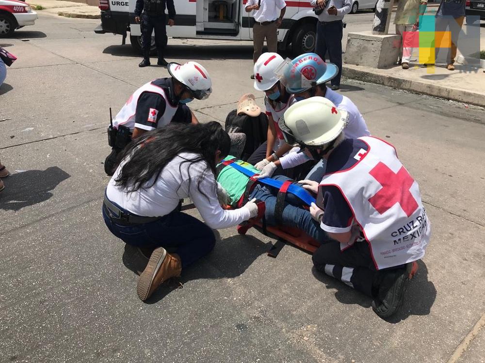 Motociclista se fractura pierna tras impactarse con taxi en Coatzacoalcos