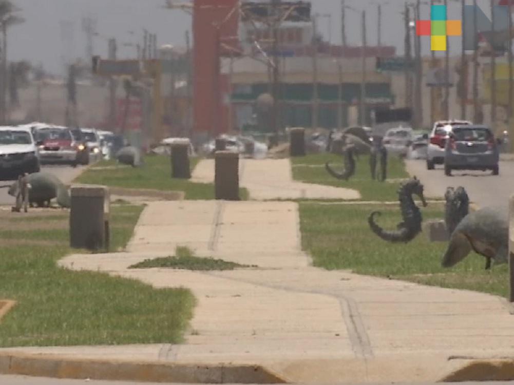 Necesario rehabilitar y proteger esculturas del malecón de Coatzacoalcos: Artista plástico