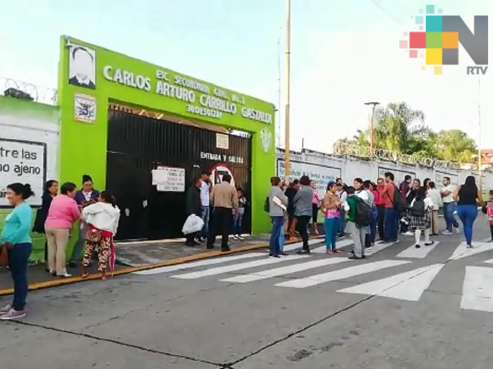 Padres de familia piden destitución de directora de secundaria de Córdoba