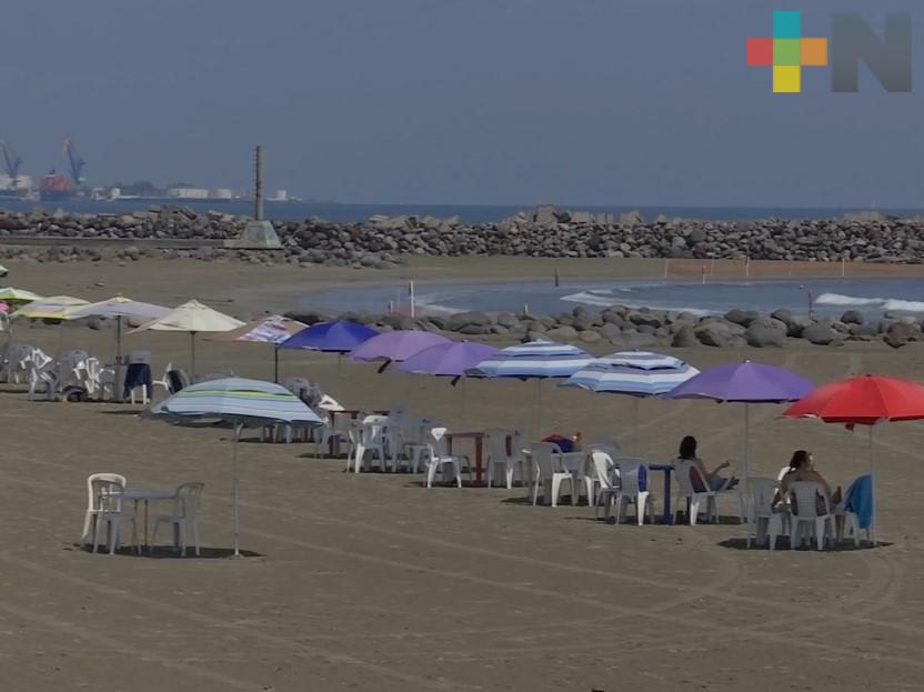 Guardavidas realizan rescate múltiple en escolleras de Veracruz; fallece uno por ahogamiento