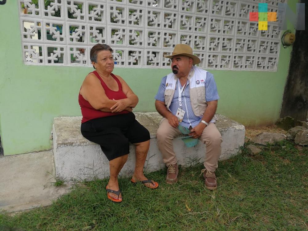 Secretario de Salud recorre colonia de Coatzacoalcos, promueve eliminación del dengue