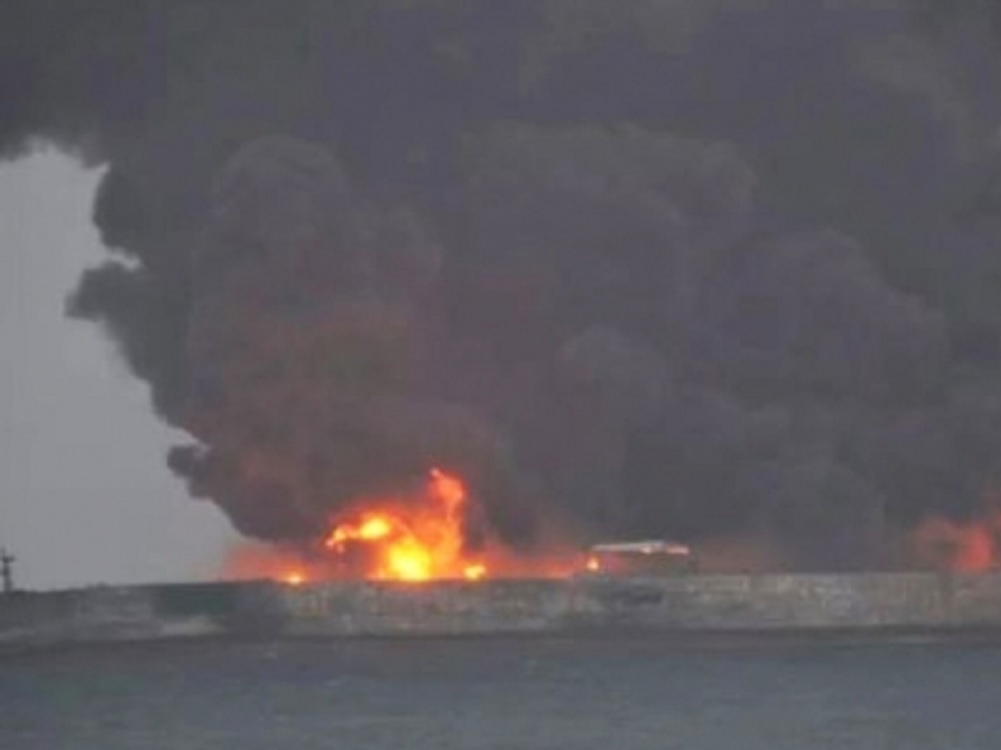 Se incendia barco en California