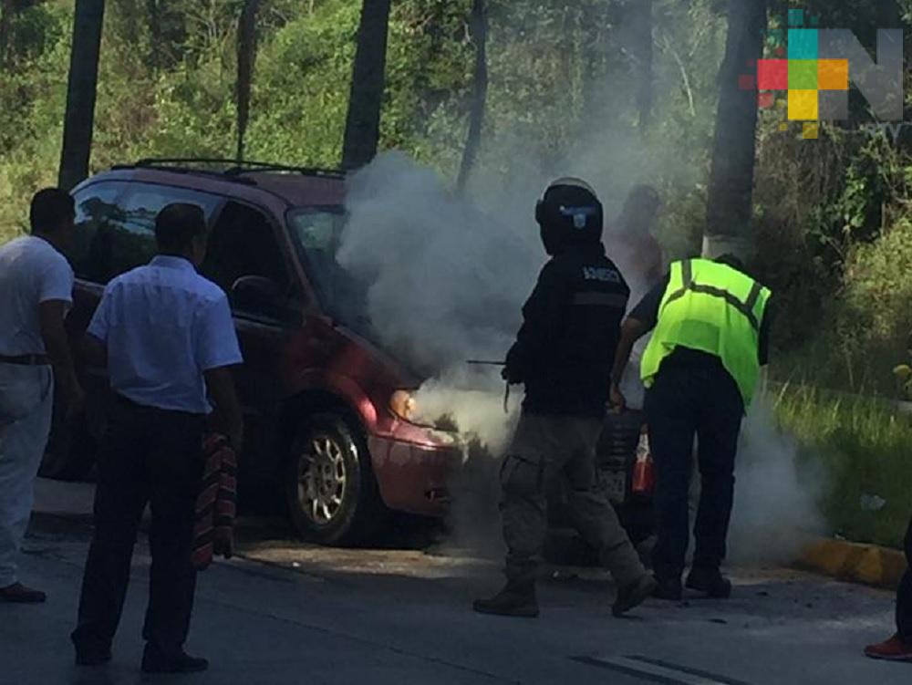 Se incendia vehículo en la autopista Xalapa-Coatepec
