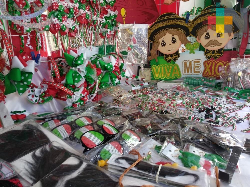 Se instalan comerciantes de artículos patrios en calles de Coatzacoalcos