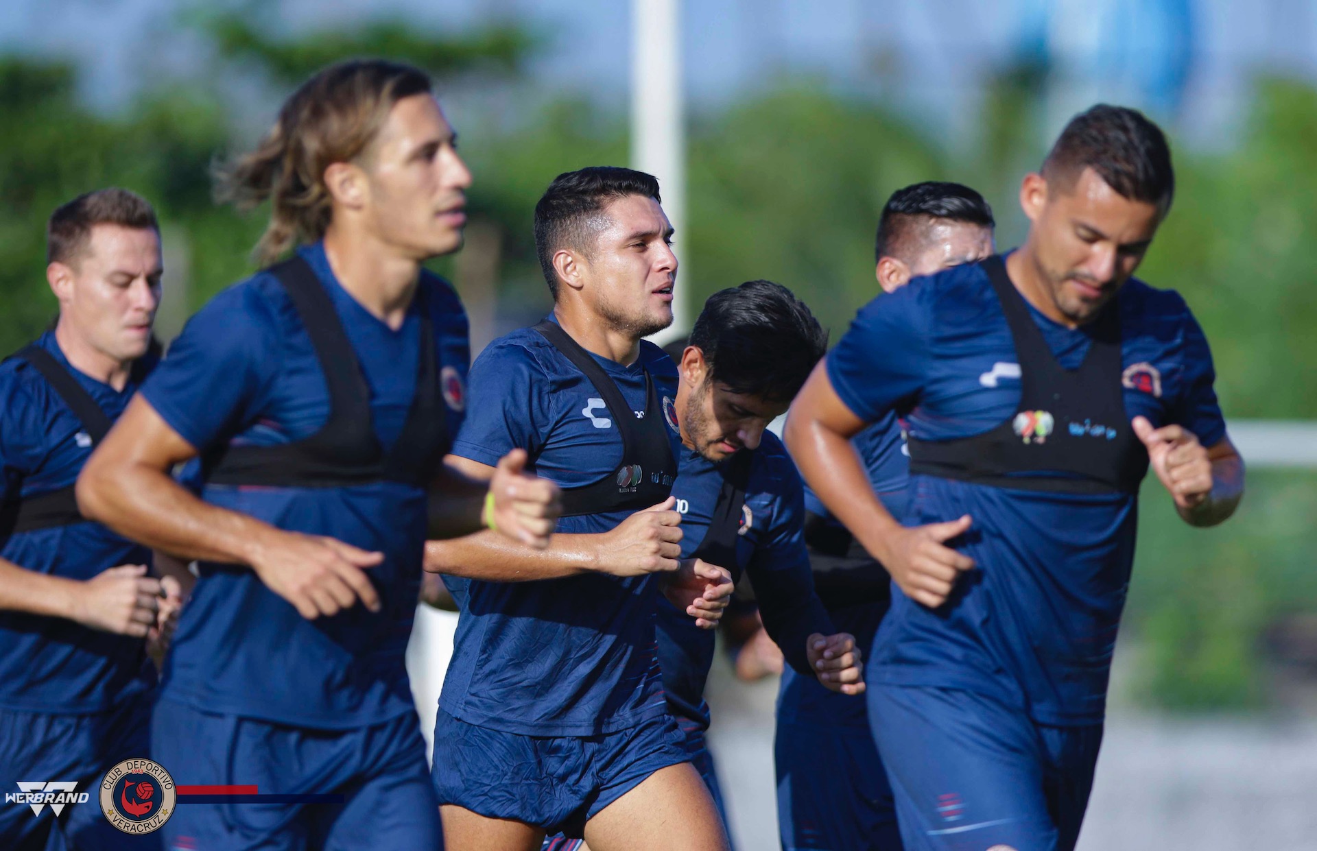 Siete futbolistas de Tiburones Rojos presentaron controversias ante Liga MX