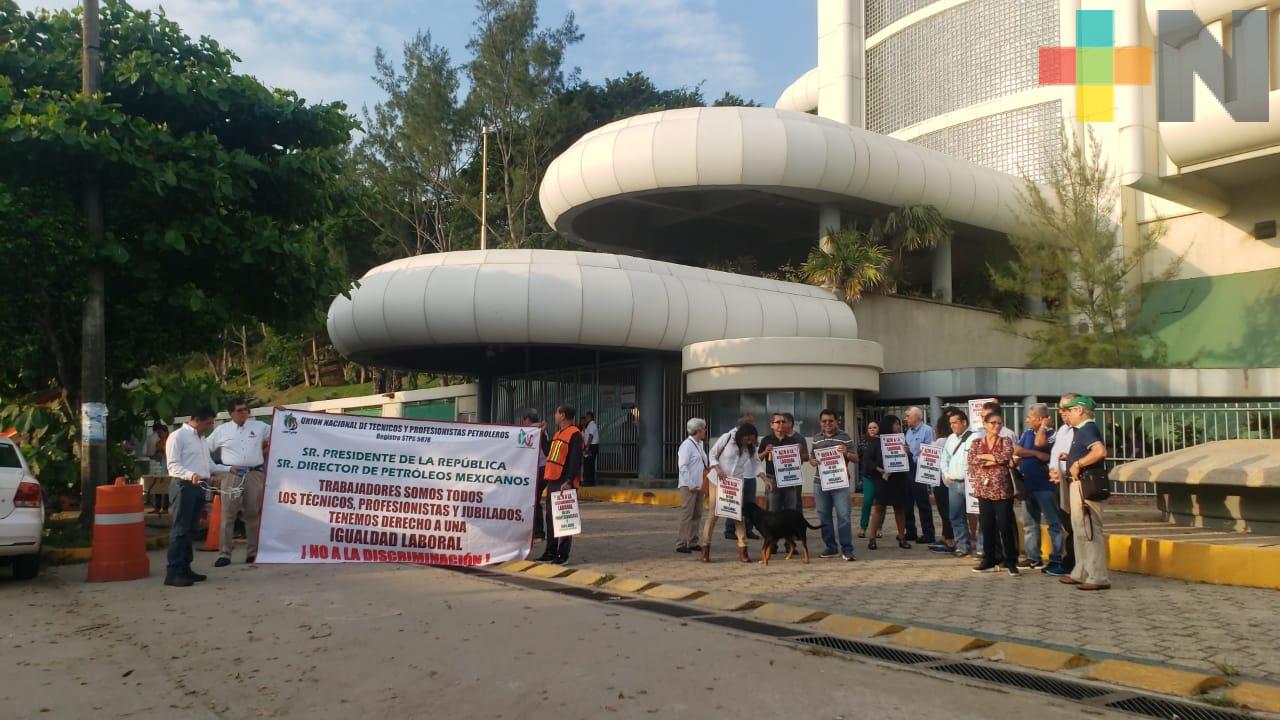 Sindicato UNTyPP se manifiesta en Edificio Inteligente de Pemex en Coatzacoalcos