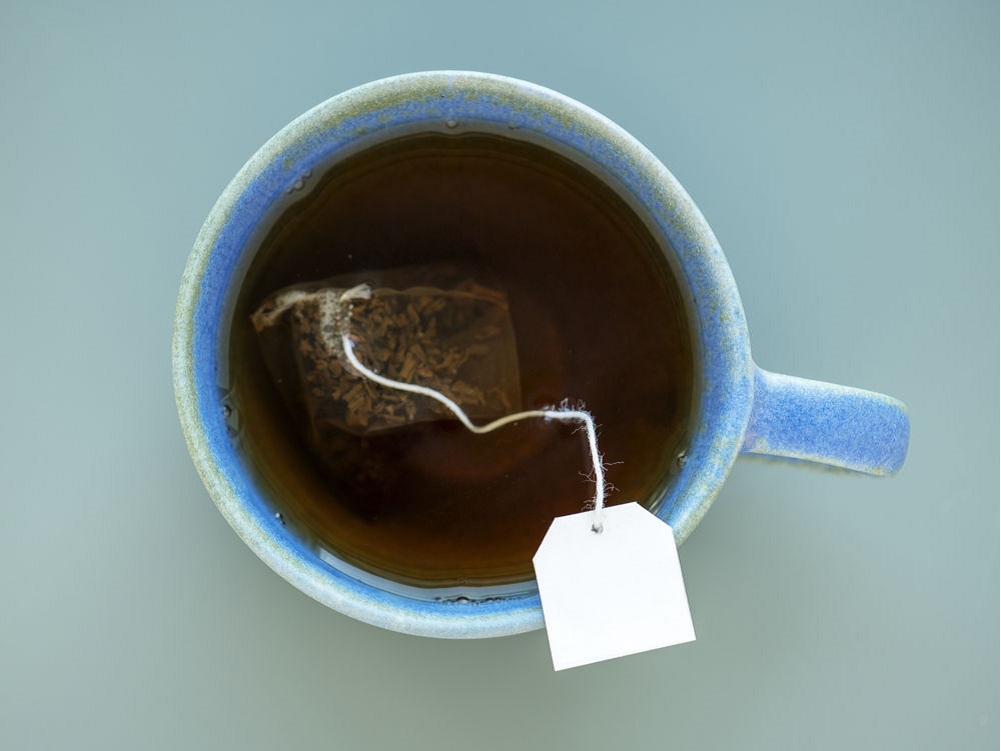 Taza de té con bolsita de té