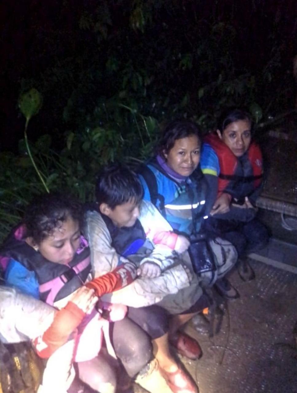 Kayakistas quedan varados en el río Calzadas y once horas después, fueron rescatados por la Marina