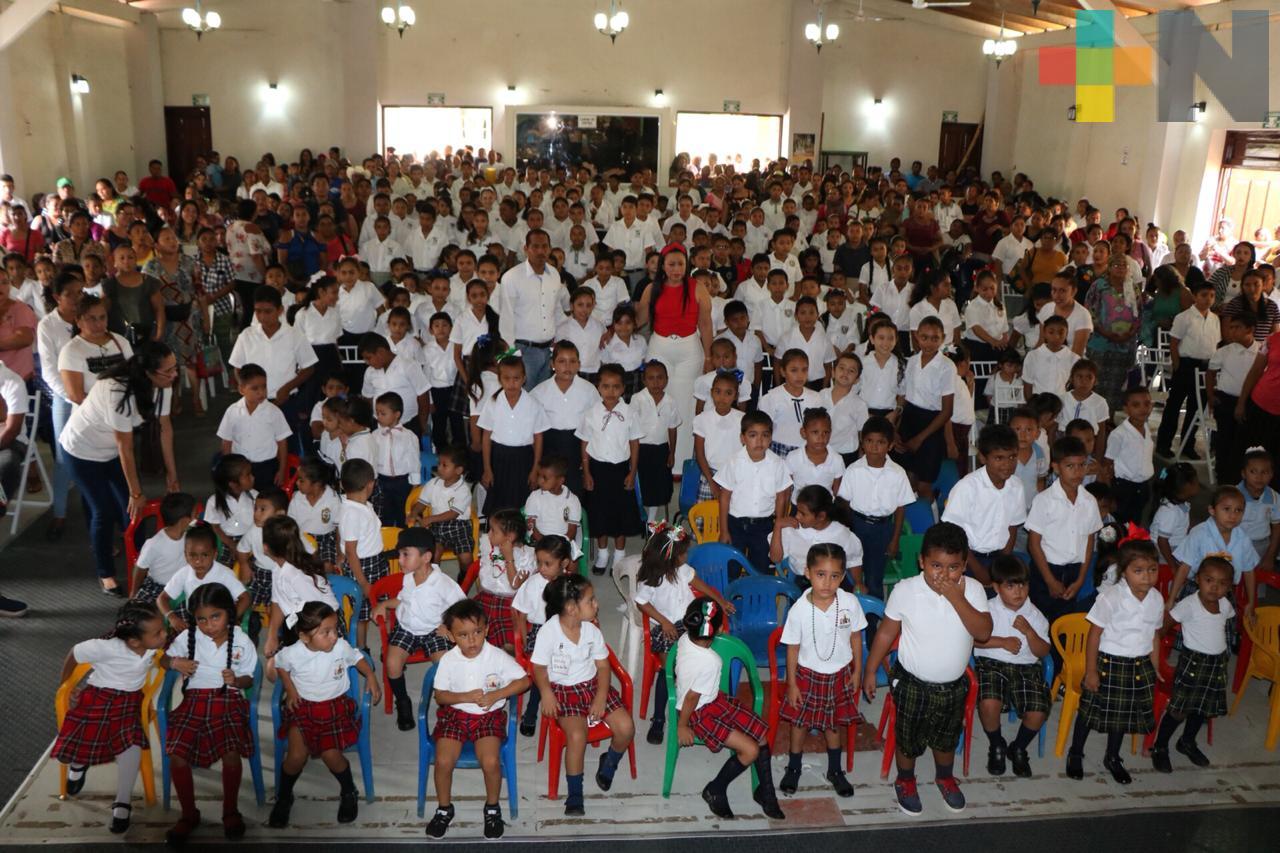 En Chacaltianguis entregan 500 becas económicas y apoyos alimenticios