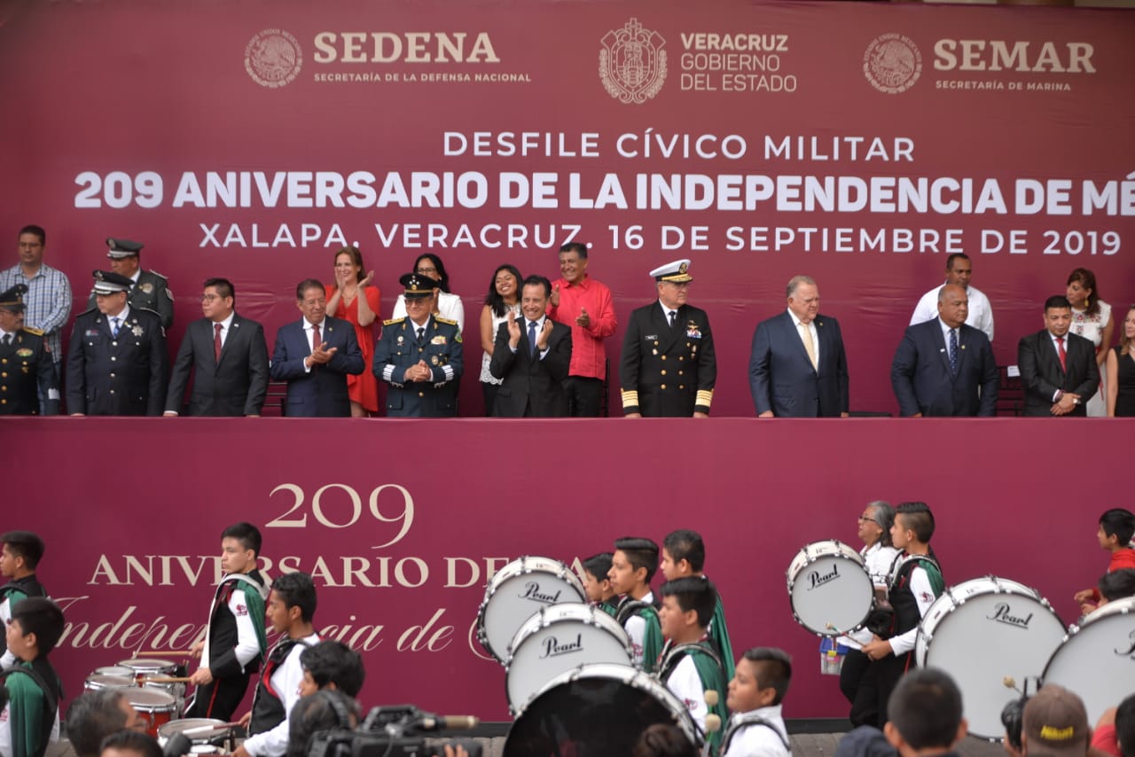 Encabezó el gobernador Cuitláhuac García el desfile con motivo del 209 aniversario de la Independencia de México