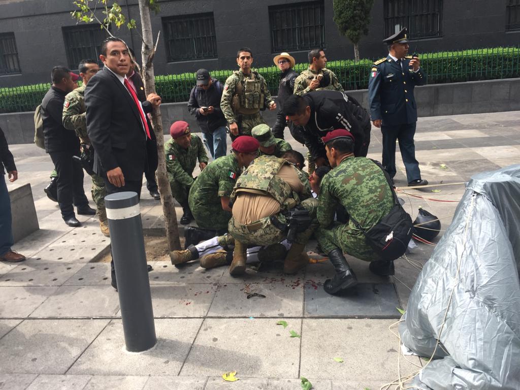 Resulta herido paracaidista durante desfile militar