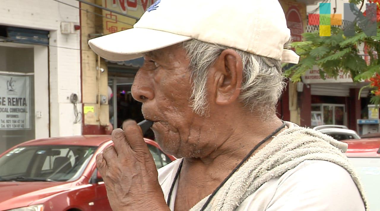 Adulto mayor convertido en tránsito ciudadano en calles de Coatzacoalcos