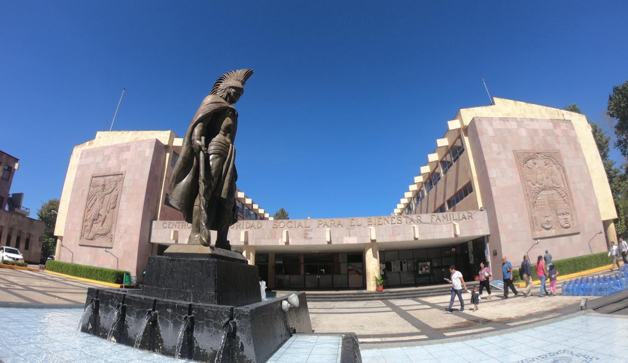 Estatua de Cuauhtémoc en clínica 11 IMSS, Xalapa