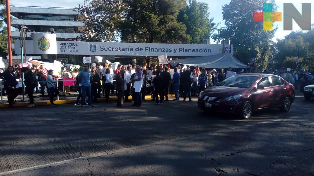 Realizan protesta trabajadores del Poder Ejecutivo en Sefiplan