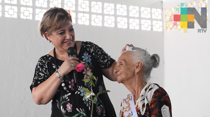 Atiende DIF a  45 adultos mayores en Tantoyuca