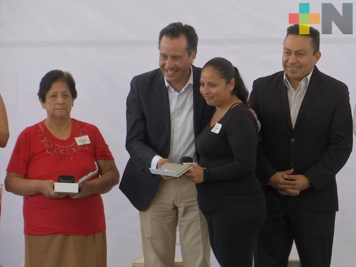 Entrega gobernador Cuitláhuac García mil 258 aparatos auditivos a personas con discapacidad