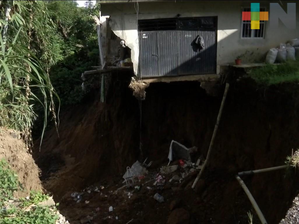 Familias de Coatepec en riesgo de perder sus viviendas debido a un socavón