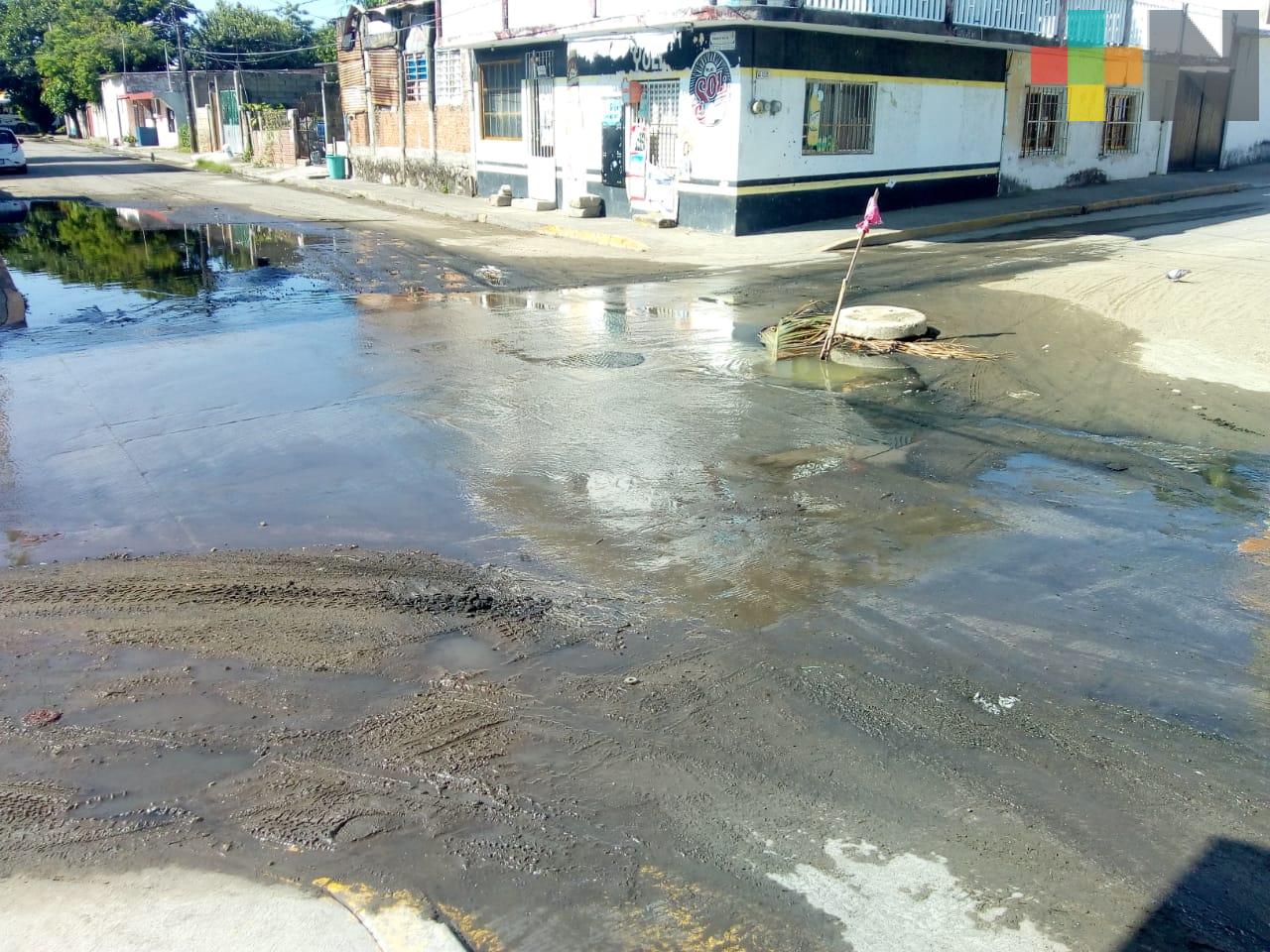 Reportan fuga de aguas negras en calle Democracia esquina Arista, en Veracruz puerto