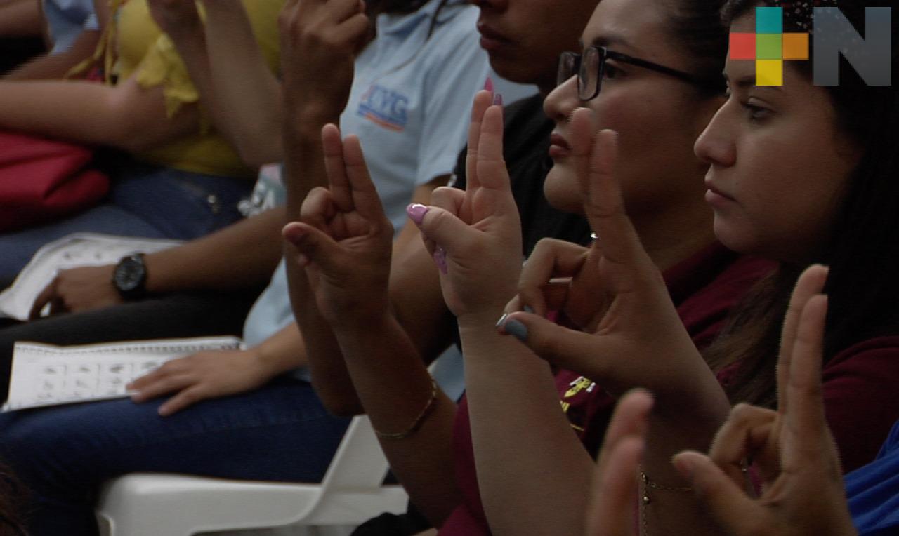 Capacitan en lengua de señas a empleados municipales de Coatzacoalcos