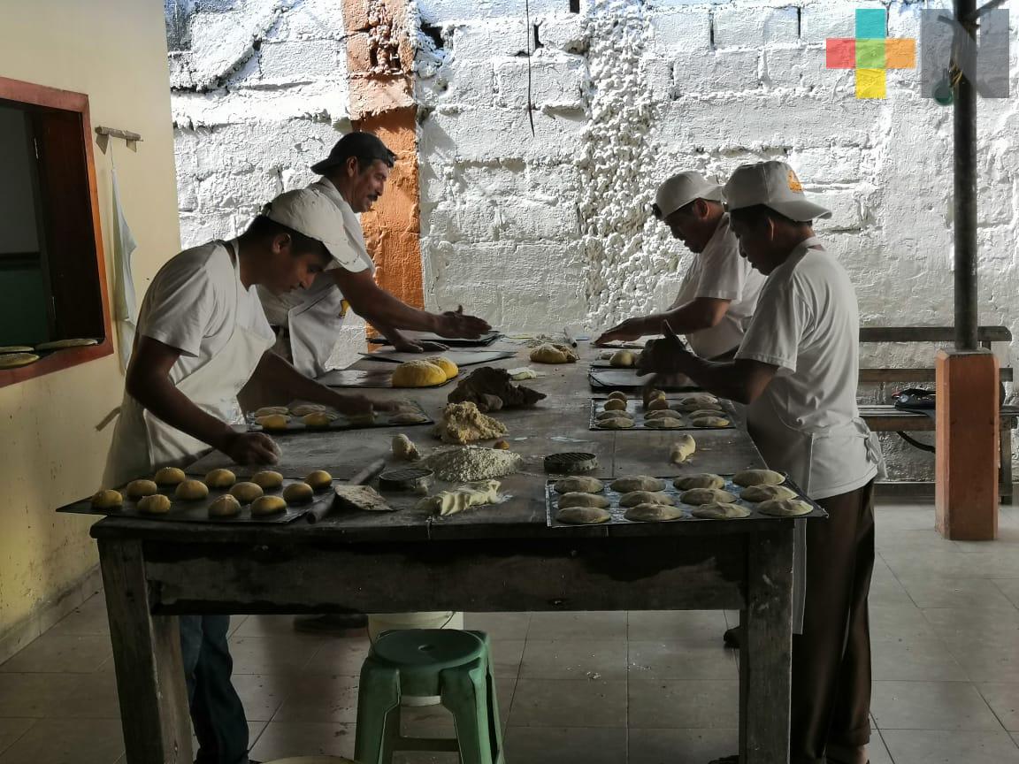 Familia conserva tradición centenaria de elaborar pan en Cosoleacaque