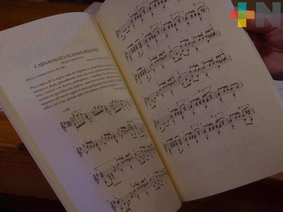 Guitarrista Enrique Velasco presentó su libro «Viajo, toco, aprendo» en el Casino Xalapeño