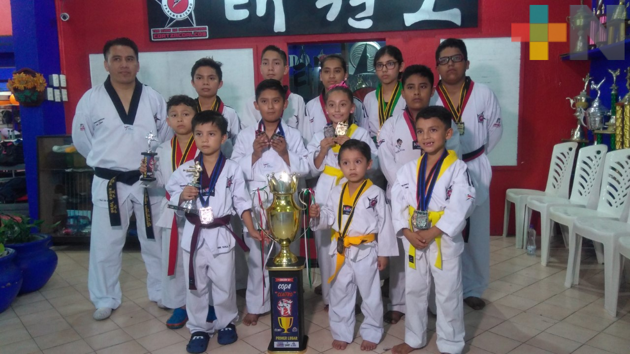 Taekwondoínes de Coatzacoalcos regresaron victoriosos de competencia en Chiapas