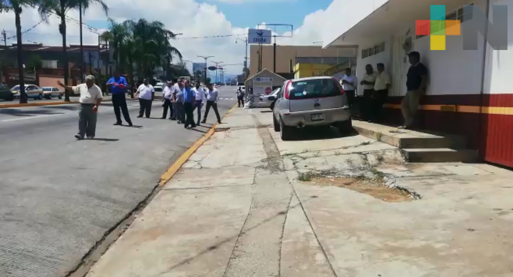 Taxistas dan paso en puesto de control