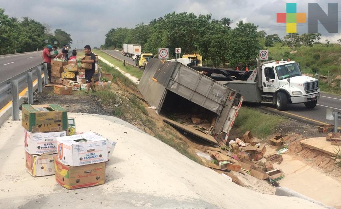 Rapiña tras volcadura de tráiler en la carretera Coatzacoalcos-Villahermosa