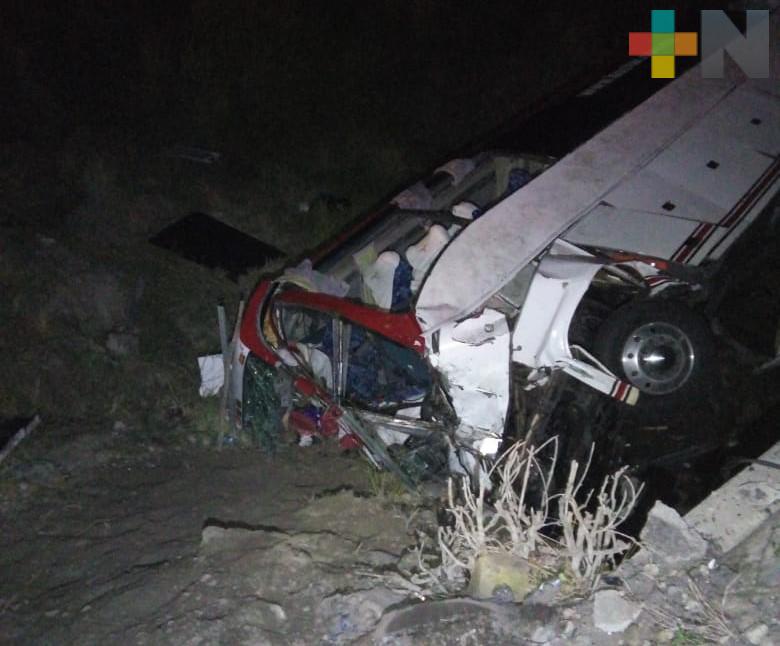 Volcadura de autobús deja tres muertos y 26 heridos en Veracruz