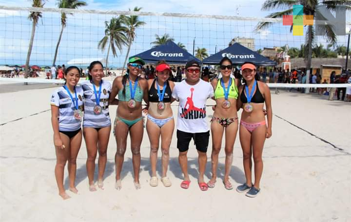 Leonas de Coatzacoalcos destacaron en torneo de voleibol celebrado en Yucatán