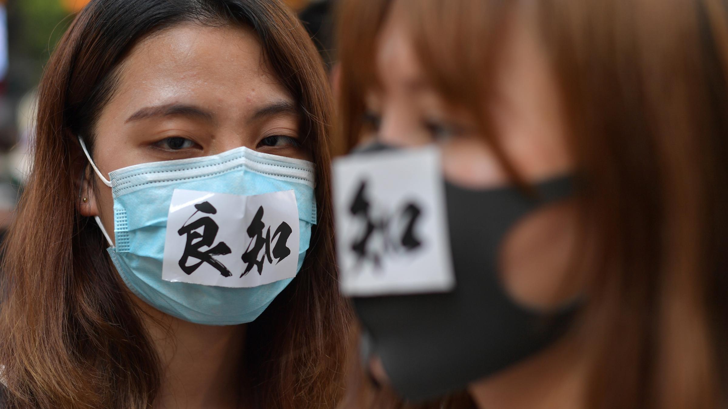 Hong Kong prohíbe el uso de máscaras en las manifestaciones