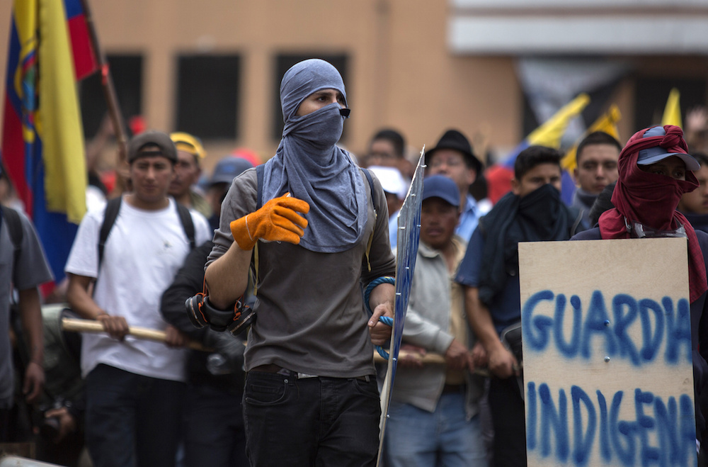 Imponen toque de queda y militarización en Quito