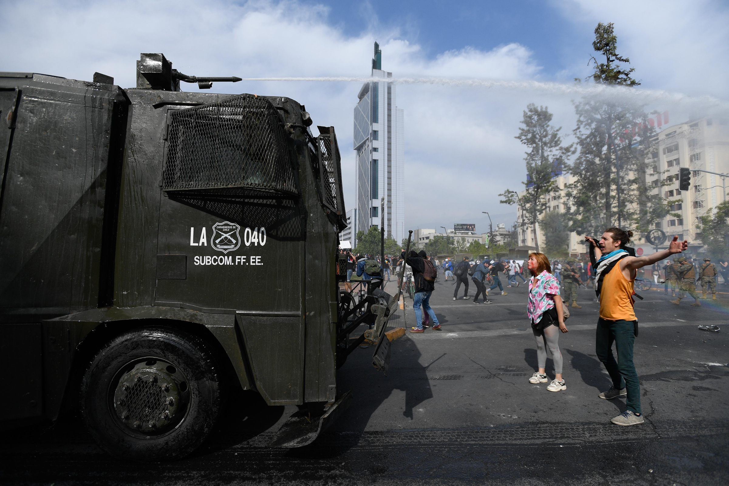 Decretan toque de queda en Región Metropolitana de Chile