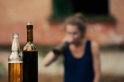 Crece número de jóvenes que a temprana edad son presas del alcoholismo