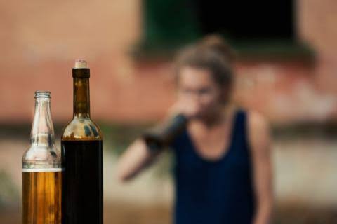 Consumir alcohol en exceso quintuplica riesgos suicidas: especialista