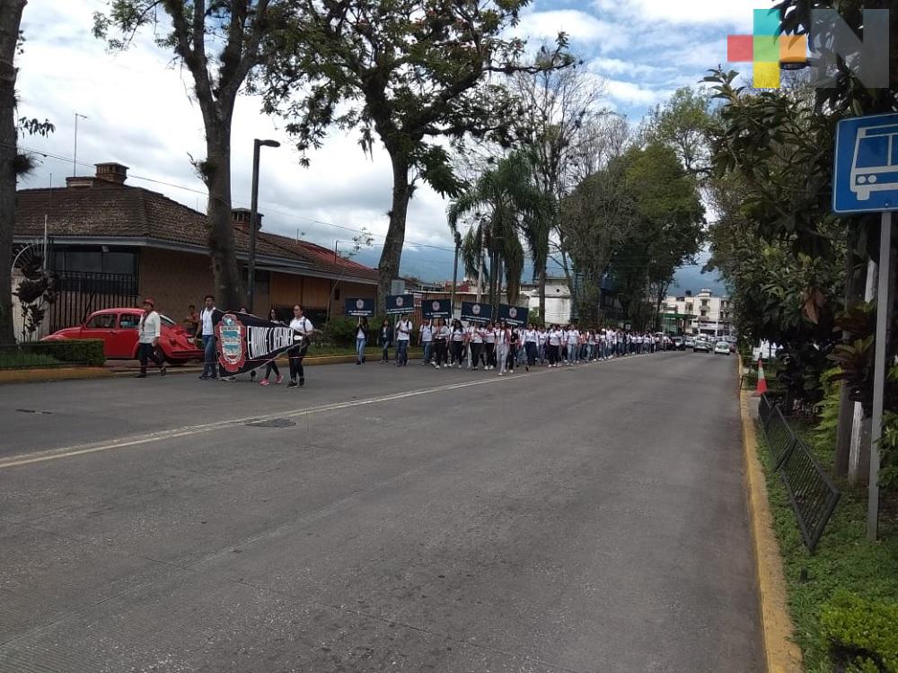 Alumnos de BENV realizan marcha silenciosa en memoria del 2 de octubre