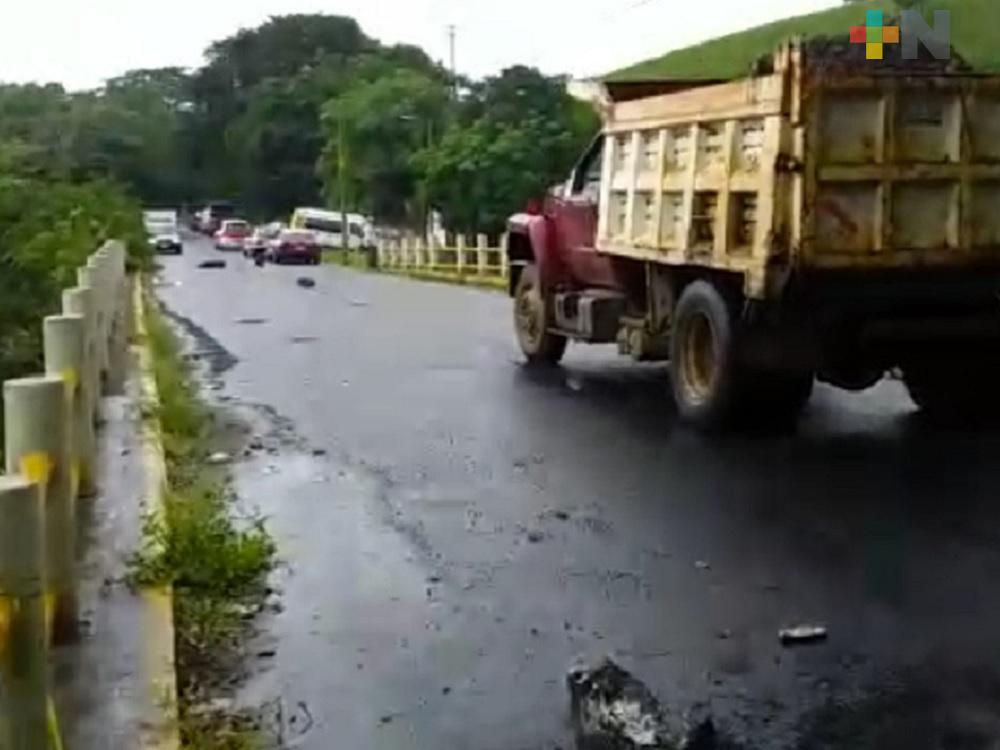 Automovilistas se arriesgan al cruzar puente afectado en Santiago Tuxtla