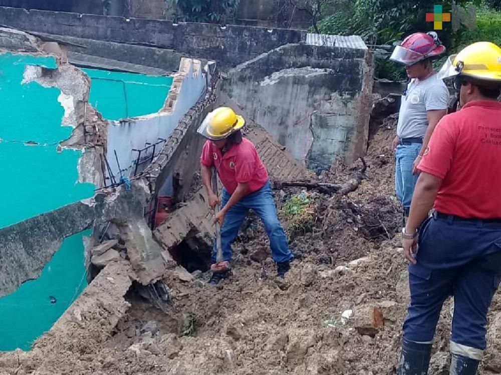 Cae barda de domicilio particular por reblandecimiento de tierra provocado lluvias en Coatzacoalcos