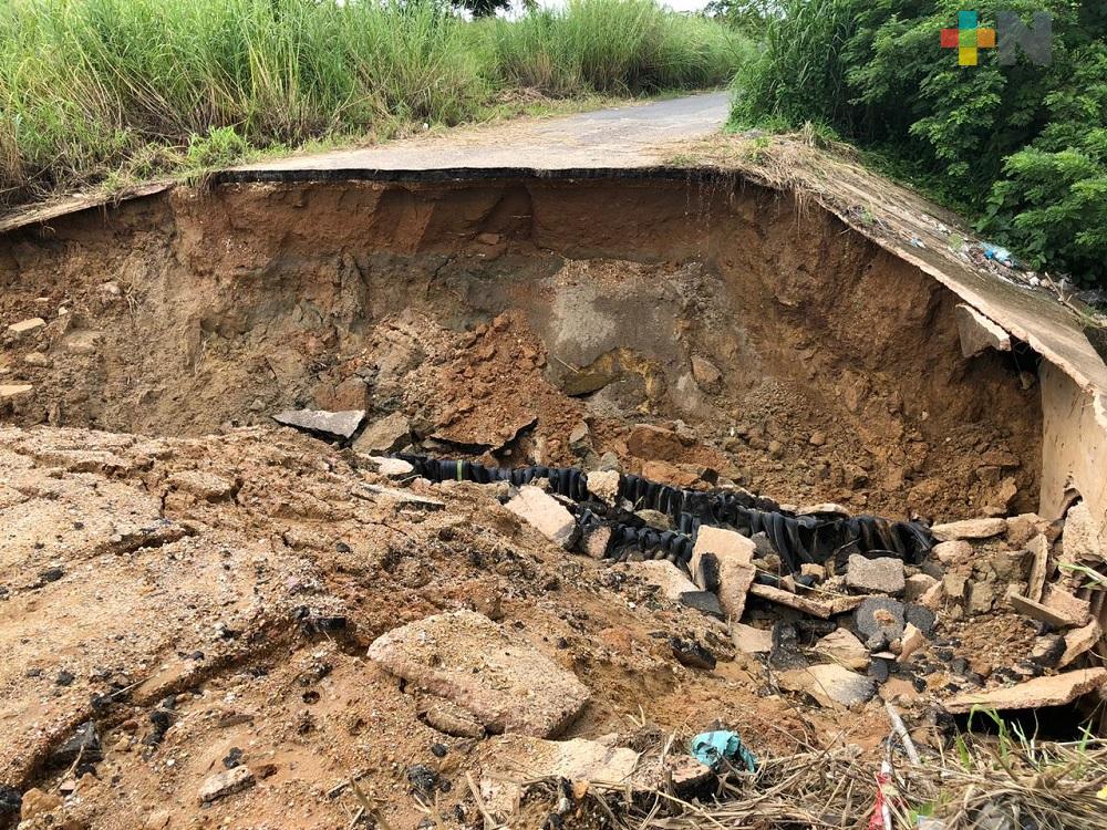 Por lluvias colapsa camino de Nanchital-Paso Nuevo