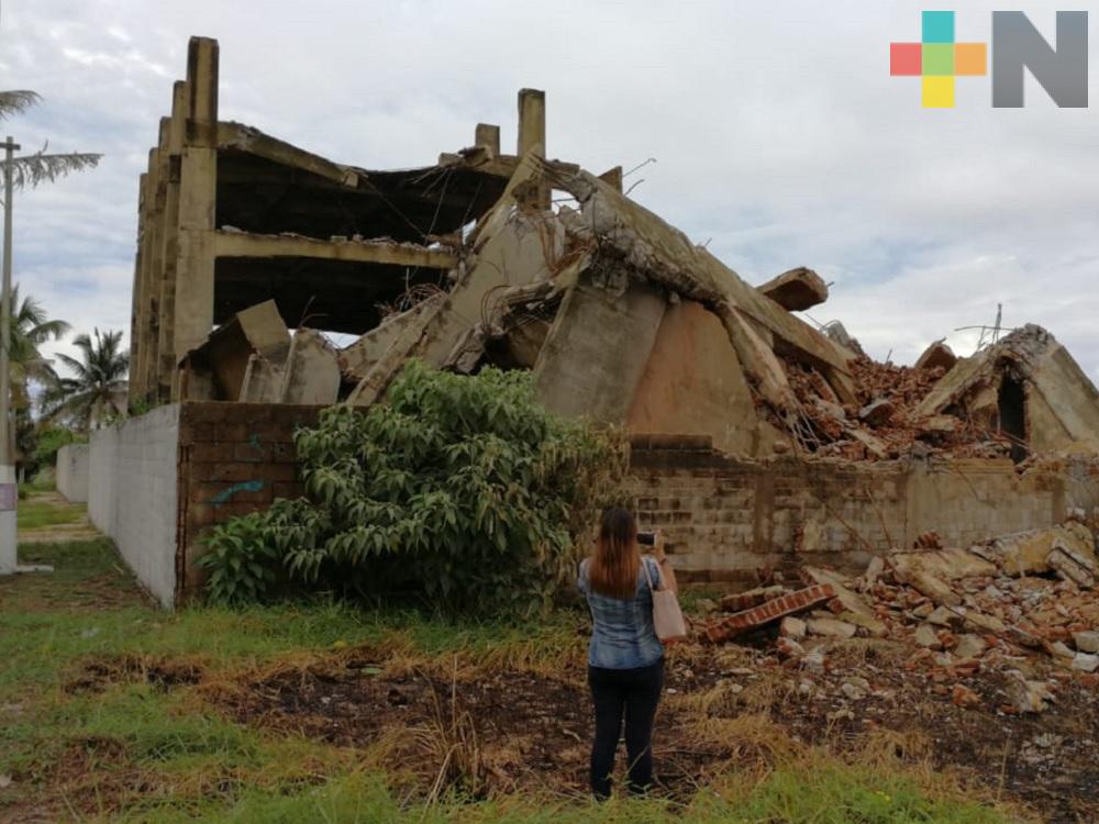 Colapsa edificio abandonado en Coatzacoalcos