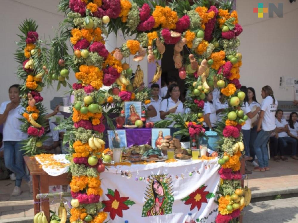 Demostración de altares en Chicontepec fomentan tradiciones