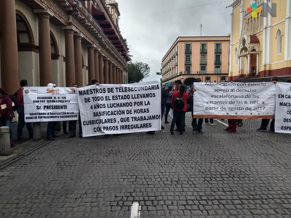 Docentes de telesecundarias de Veracruz bloquearon centro de Xalapa