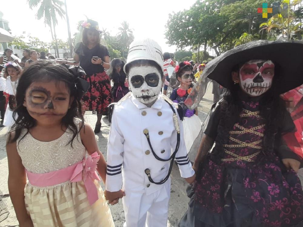 Niños del puerto de Veracruz y Medellín de Bravo participan en desfile conmemorativo al Día de Muertos