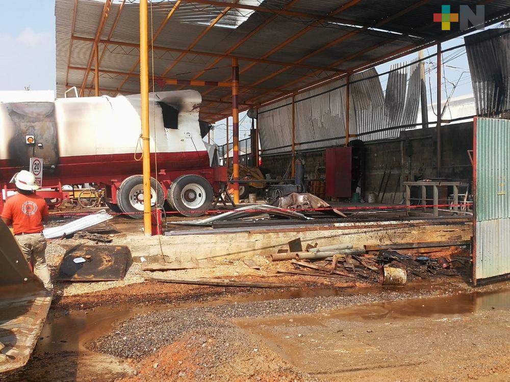 En Coatzacoalcos cuatro personas resultaron con quemaduras al explotar una pipa