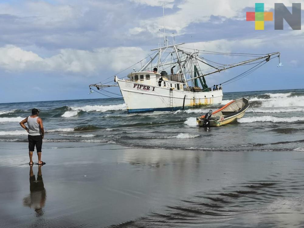 Encalla barco camaronero en playa de Coatzacoalcos