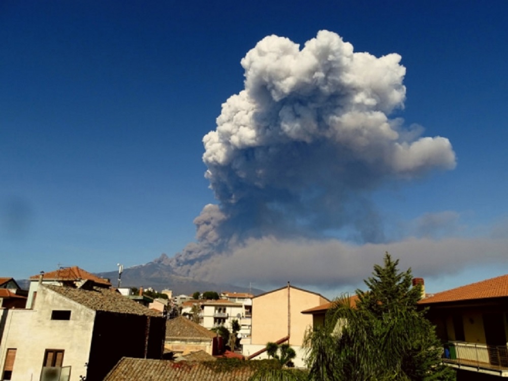 Entra en erupción volcán Etna, el más grande de Europa