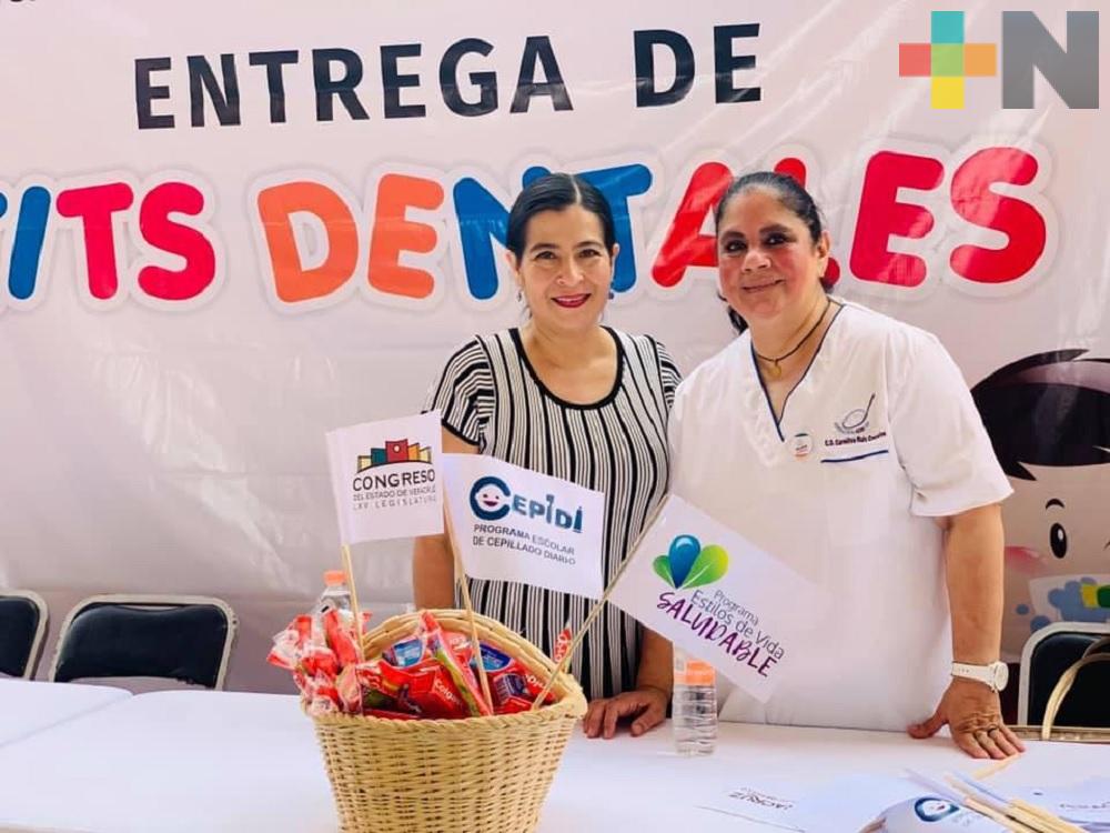 Entregan en Cosoleacaque kits dentales para niños de primaria